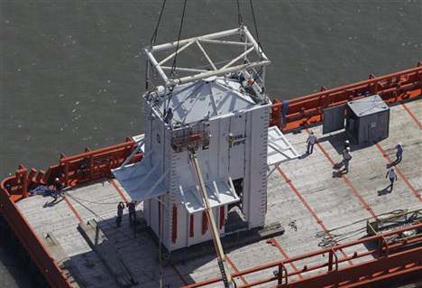 Effort to Contain Oil Spill Faces Setback