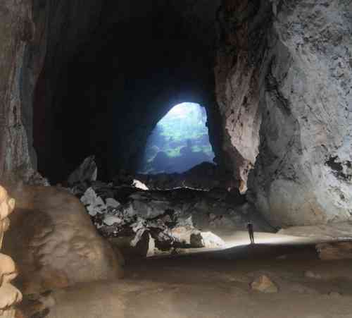 British Explorers Discover World's Largest Cave