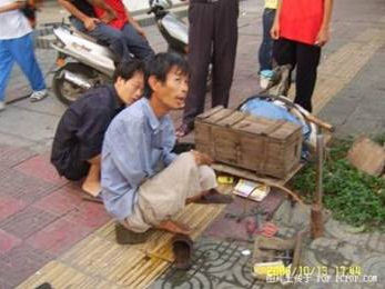 Chinese Man Fixes Tires With His Feet