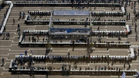 Video Of The Week - 30-Year Old Chess Whiz Plays 523 Simultaneous Games