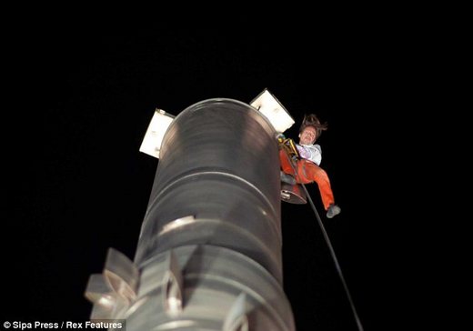 Alain Roberts A.K.A Spiderman Conquers The World's Tallest Building