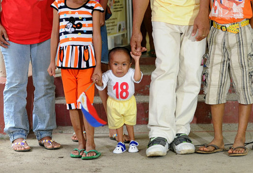 18-Year Old Junrey Balawing To Be Crowned World's Shortest Man